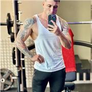 Entrenador personal ofrece entrenamientos personalizados en un centro de entrenamiento y asesorías